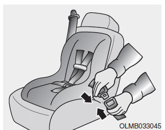 Installazione di un sistema seggiolino per bambini con cintura a tre punti