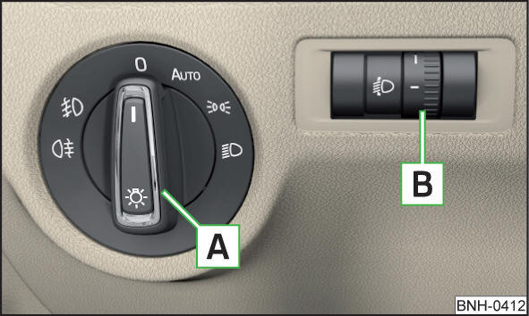 Interruttore luci e manopola per la regolazione dell'assetto dei fari